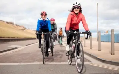 Waarom je van fietsen blij wordt (juist nu, als het koud en donker is)